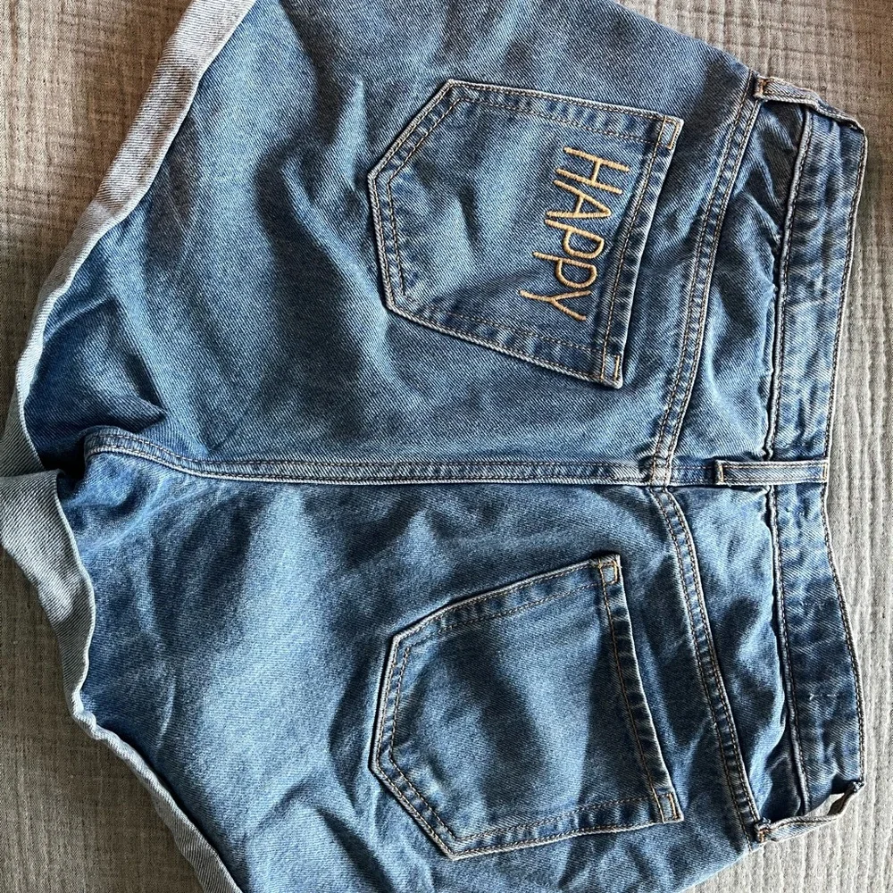 High-Waisted Denim Shorts with “Happy” Embroidered Detail - Picture 4 of 4